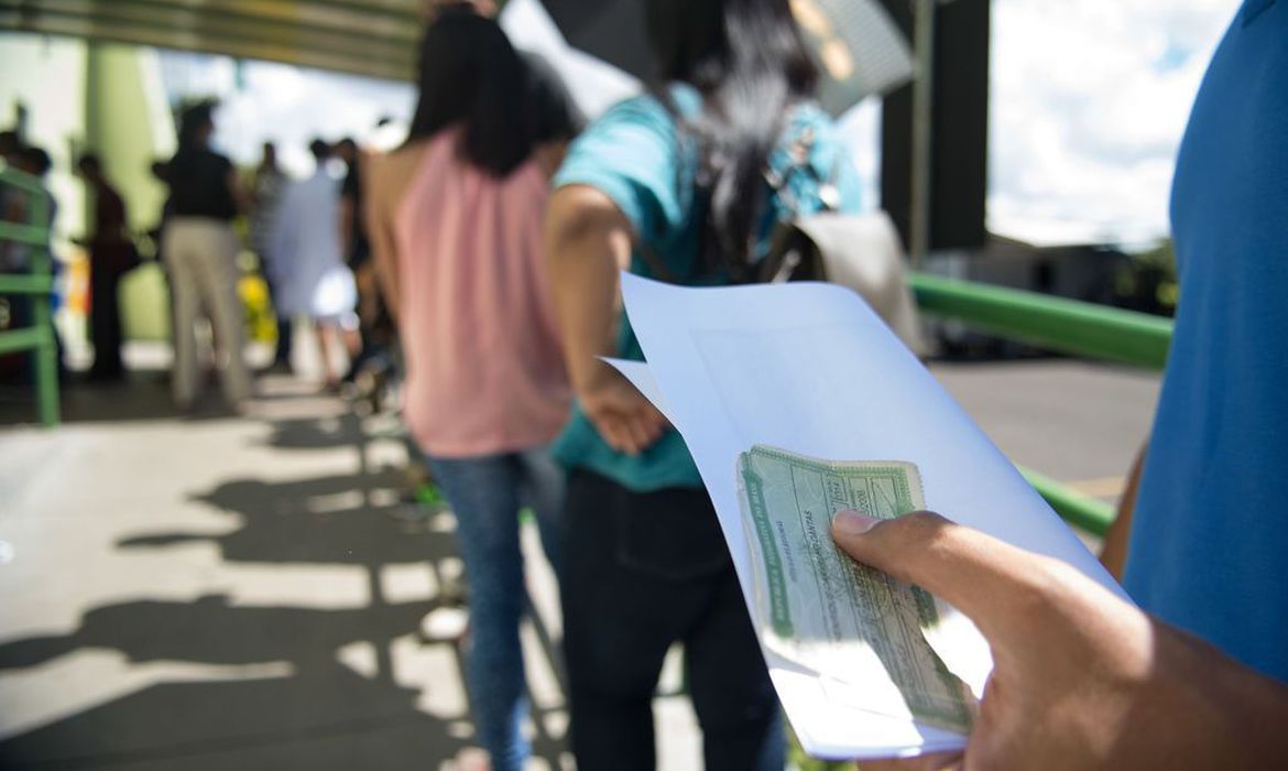 Eleitores votando